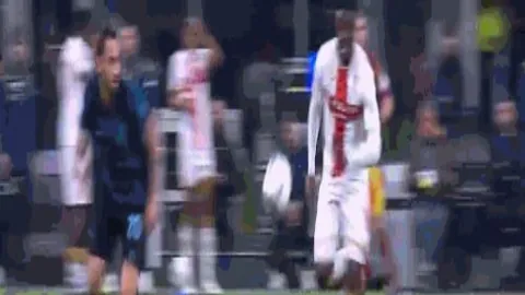 哈兰德曼城主场观战显失落神色